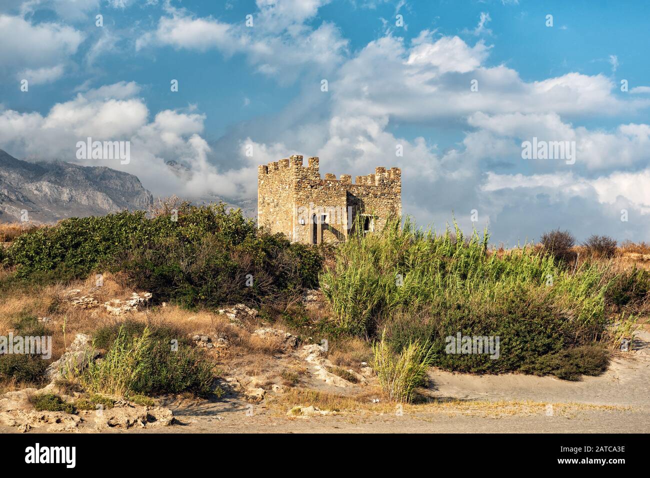 Rovine del vecchio castello con le montagne sullo sfondo. Frango Castello, isola di Creta, Grecia Foto Stock