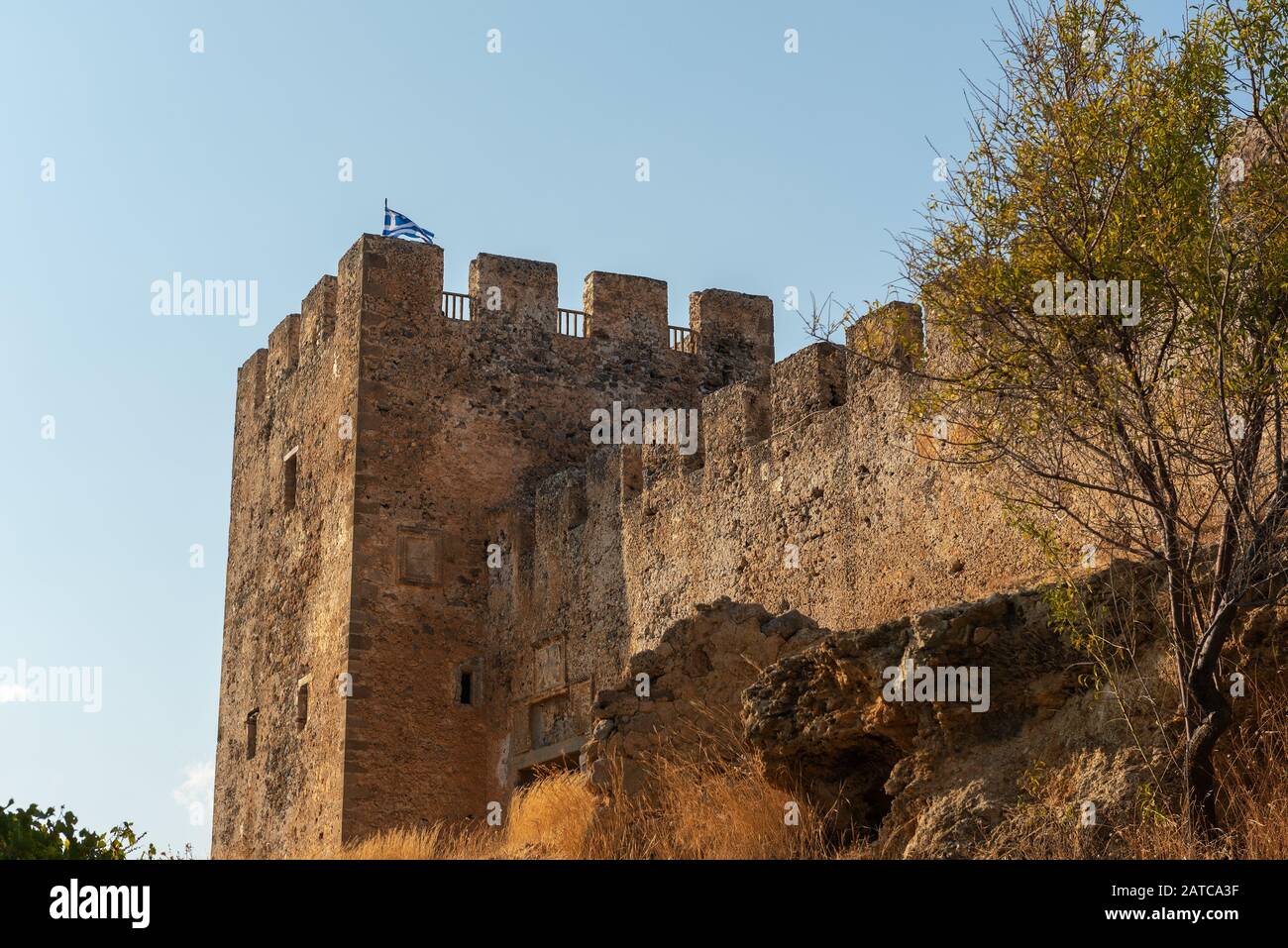 Rovine del vecchio castello con le montagne sullo sfondo. Frango Castello, isola di Creta, Grecia Foto Stock