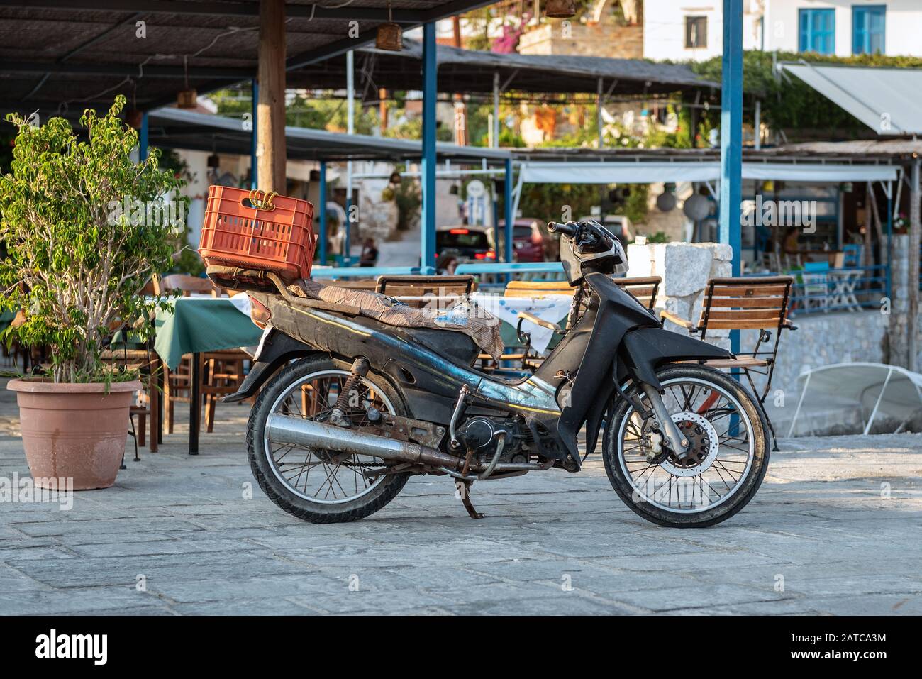 La vecchia motocicletta si trova vicino al caffè di strada. Foto Stock