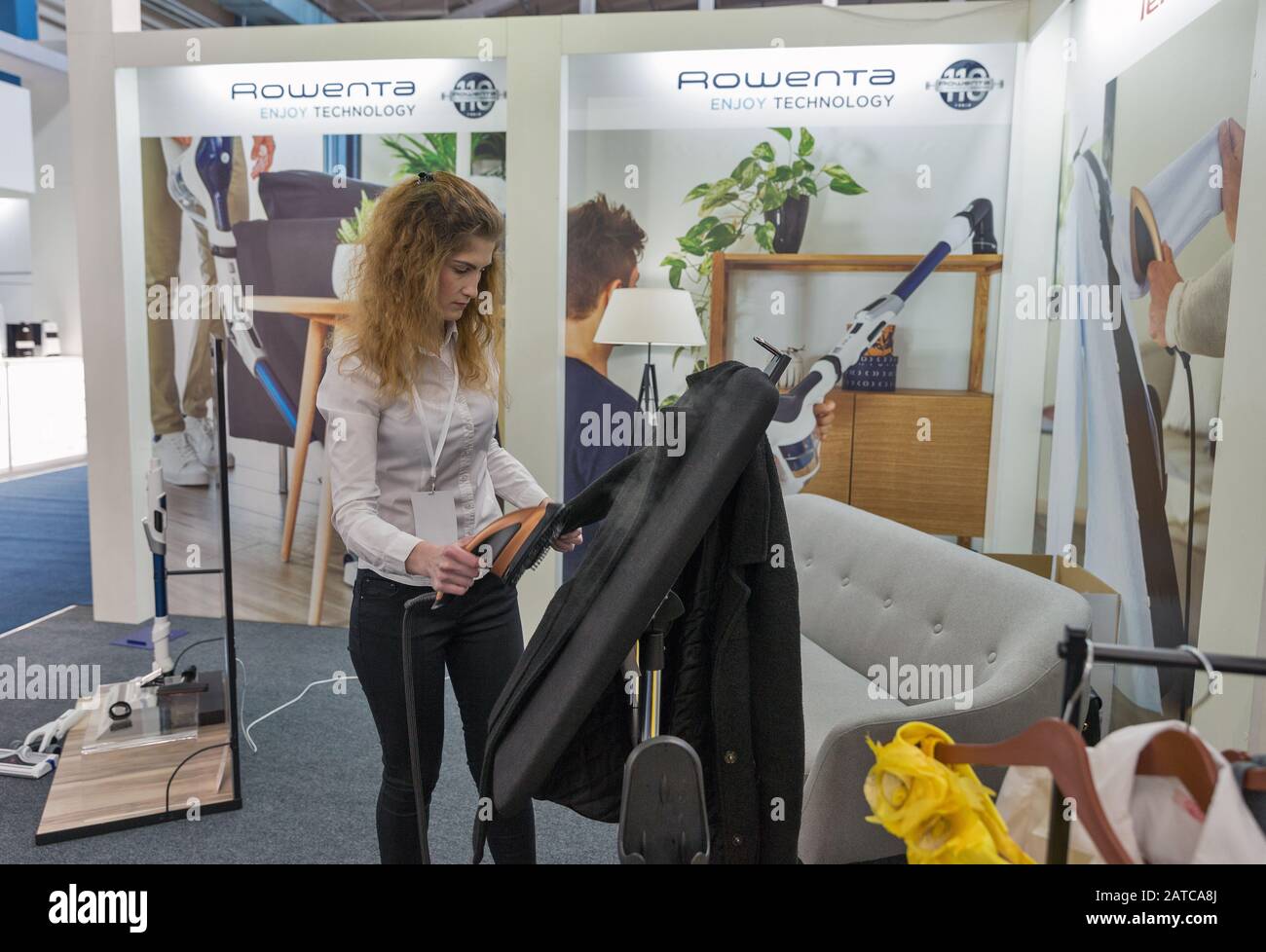 Kiev, UCRAINA - 06 APRILE 2019: Donna con piroscafo a vapore presso lo stand Rowenta, produttore tedesco di piccoli elettrodomestici, presso la CEE 2019, il più grande el Foto Stock