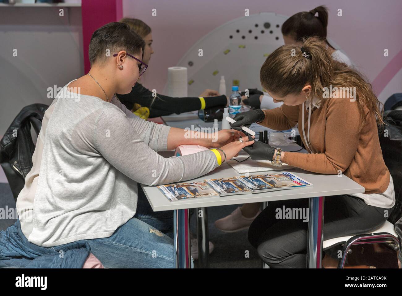 Kiev, UCRAINA - 06 APRILE 2019: Il cologo donna non riconosciuto dimostra la tecnologia della manicure durante la CEE 2019, la più grande fiera dell'elettronica Foto Stock