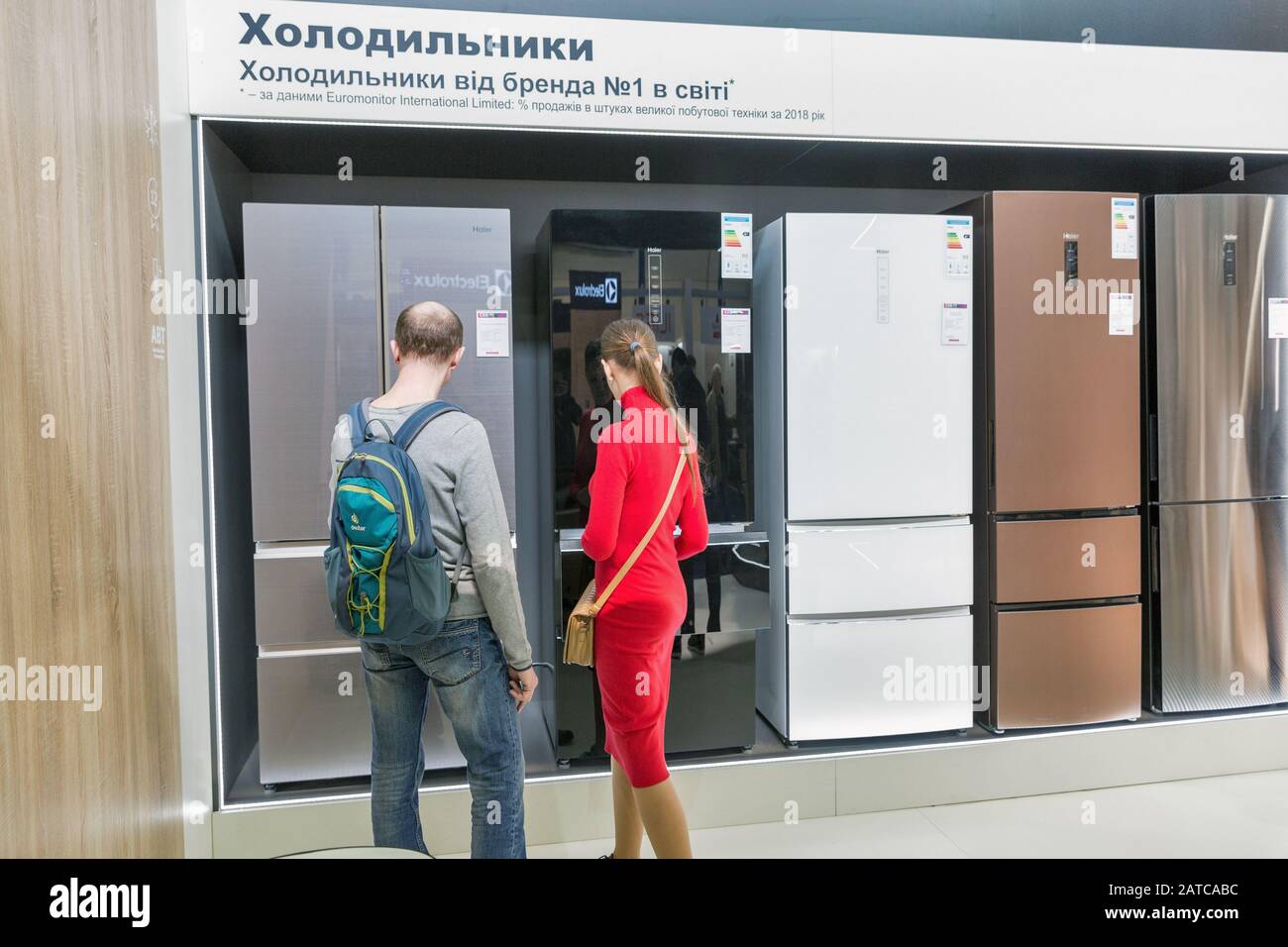 Kiev, UCRAINA - 06 APRILE 2019: La gente visita lo stand di Haier, una multinazionale di elettrodomestici e di elettronica di consumo, presso la CEE 2019, la più grande e Foto Stock