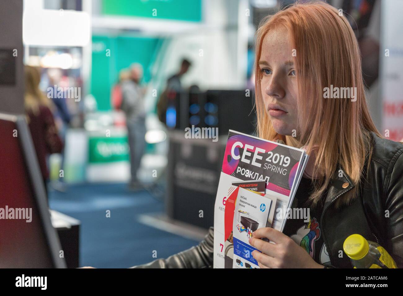 Kiev, UCRAINA - 06 APRILE 2019: La gente visita CEE 2019, la più grande fiera di elettronica dell'Ucraina in Tetra Pack EC. Foto Stock