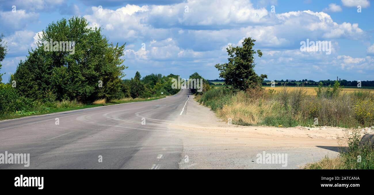 Autostrada che si estende in lontananza in una calda giornata estiva. Vinnytsia regione, Cherkasy autostrada Foto Stock
