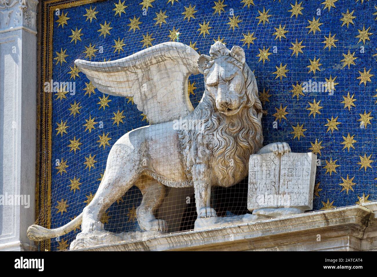 La statua del leone alato sulla Torre Cklock (Torre dell'Orologio) in Piazza San Marco a Venezia. Il leone alato è un simbolo di Veni Foto Stock