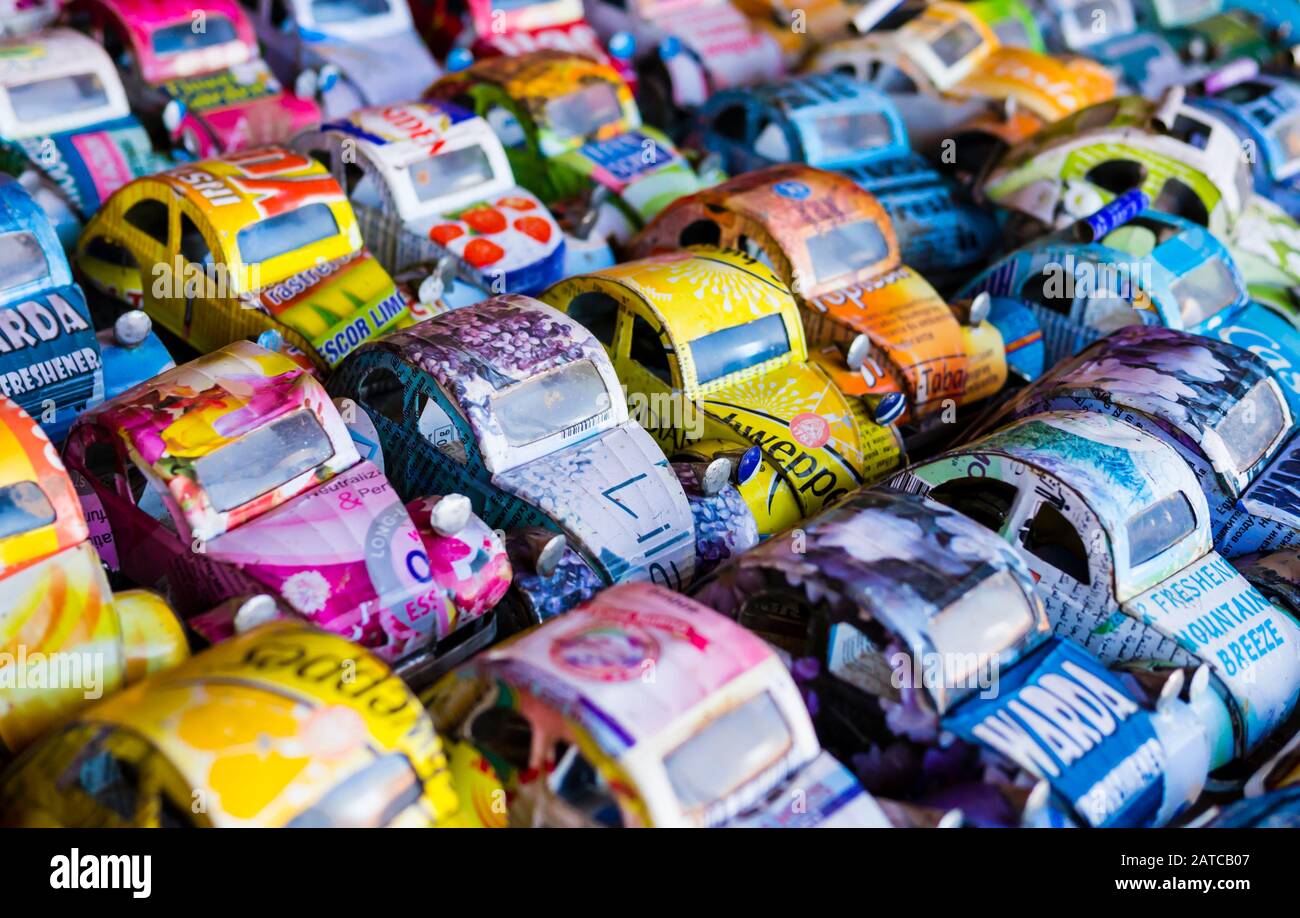 Automobili giocattolo colorate fatte da lattine di bevande di alluminio in vendita ad una stalla di mercato, Antananarivo, Madagascar Foto Stock