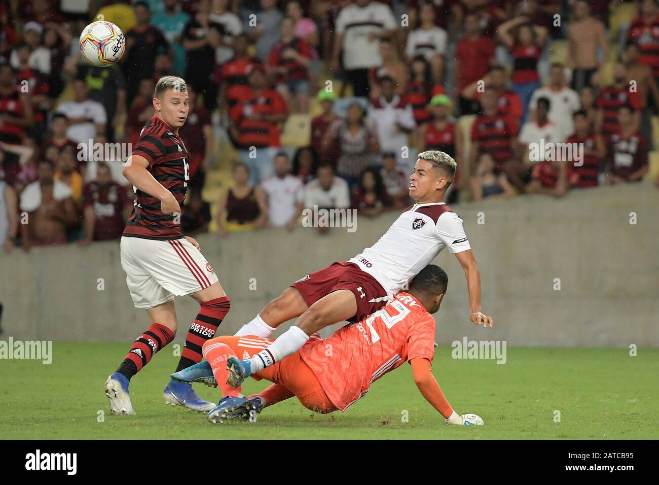 Rio de Janeiro, Brasile, 9 giugno 2019. I giocatori di calcio gareggiano per la palla durante la partita Fluminense x Flamengo per il campionato brasiliano di Mara Foto Stock