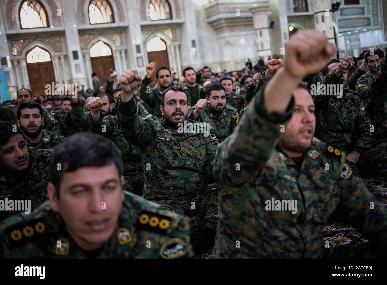 Teheran, Iran. 1st Feb, 2020. I soldati gridano slogan durante una cerimonia che segna l'anniversario della vittoria della Rivoluzione Islamica nel 1979 al mausoleo di Khomeini nel sobborgo di Teheran, Iran, il 1° febbraio 2020. L'Iran ha iniziato sabato 10 giorni Fajr (Dawn) celebrazioni per l'anniversario della vittoria della Rivoluzione Islamica nel 1979. Il primo giorno delle celebrazioni del 1° febbraio segna il ritorno dall'esilio di Sayyid Ruhollah Khomeini, il compianto leader della Rivoluzione Islamica, in Iran. Credito: Ahmad Halabisaz/Xinhua/Alamy Live News Foto Stock