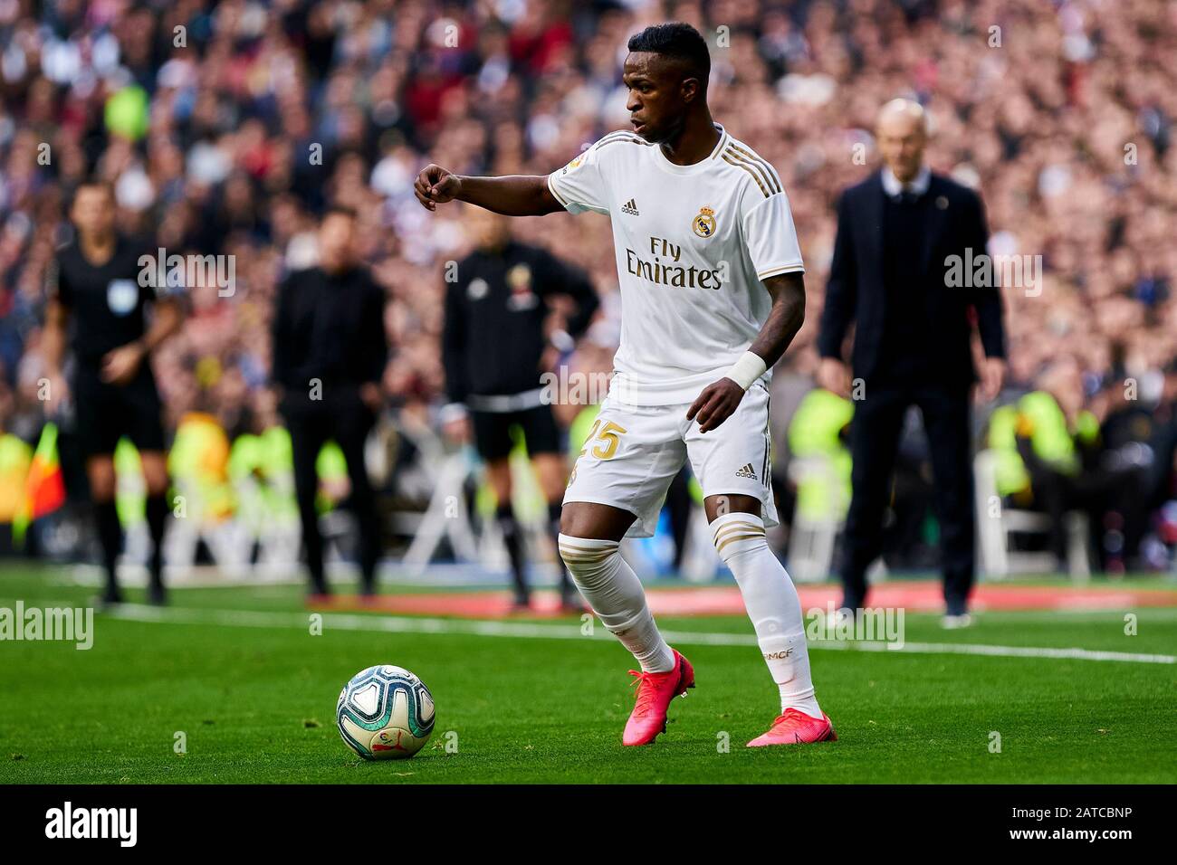 Madrid, Spagna. 01st Feb, 2020. Vinicius Junior del Real Madrid in azione durante la partita della Liga tra il Real Madrid e l'Atletico de Madrid allo stadio Santiago Bernabeu. (Punteggio Finale: Real Madrid 1 - Atletico De Madrid 0) Credito: Sopa Images Limited/Alamy Live News Foto Stock