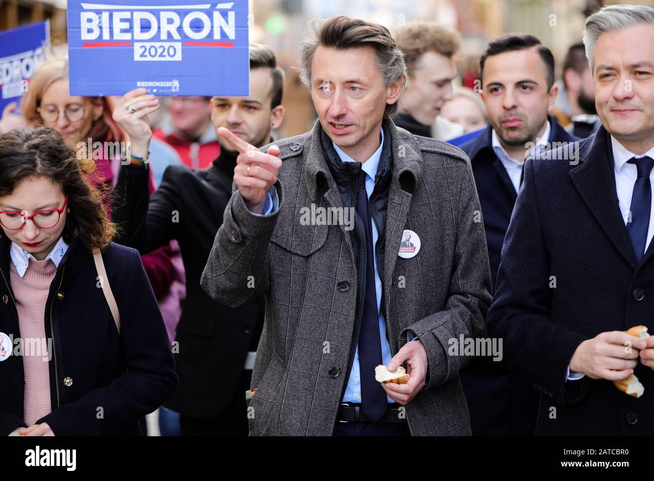 Il professor Maciej Gdula, membro del Parlamento polacco, stretto collaboratore di Robert Biedron, partecipa durante la campagna.Robert Biedron, membro del parlamento europeo e un candidato omosessuale moderato presidenziale di sinistra ha iniziato la sua campagna prima delle elezioni presidenziali in Polonia. Sebbene la Polonia sia associata al tradizionalismo, sta guadagnando sostegno tra i giovani con opinioni liberali e/o di sinistra in opposizione al conservatorismo di destra dell'attuale presidente. È il primo membro della comunità LGBT polacca con la possibilità di prendere un deposito così alto Foto Stock