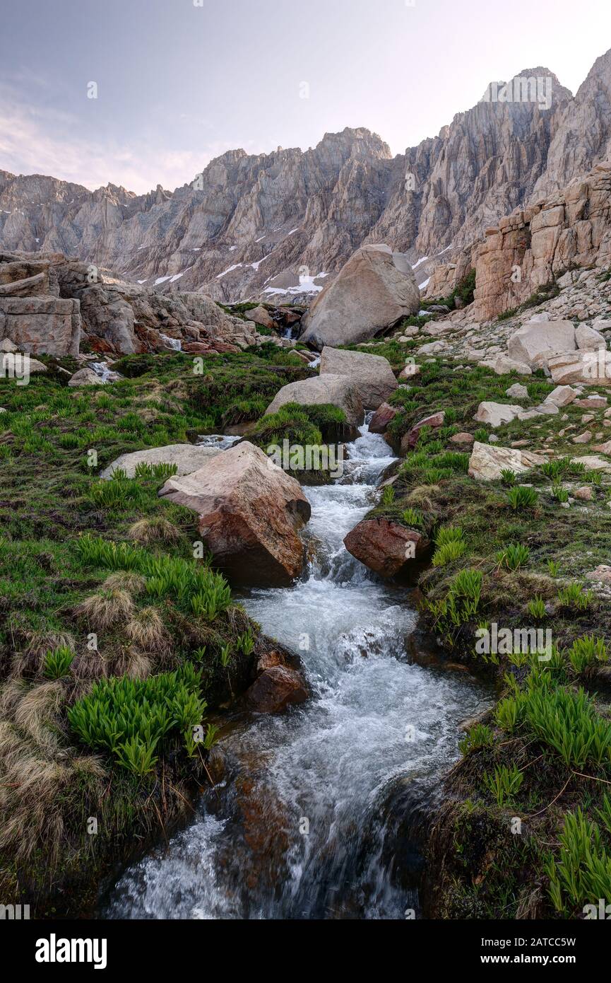 Iridescente Drenaggio Del Lago Nel Mitre Basin, Sequoia National Park, California, Stati Uniti Foto Stock
