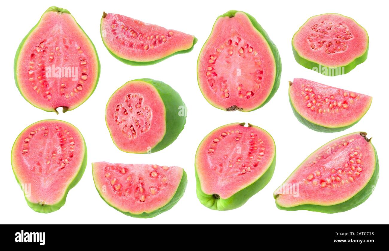 Pezzi di guava isolati. Raccolta di frutti di guava rosa carnati verdi tagliati di diverse forme isolati su sfondo bianco con tracciato di ritaglio Foto Stock