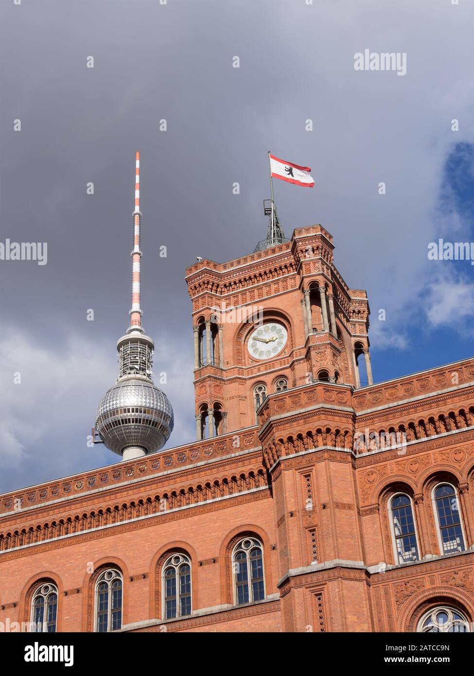 Berlino, Germania - 8 ottobre 2017: Famosi Rotes Rathaus, significato Red City Hall in lingua tedesca, con la torre della TV in background in Berlin Foto Stock