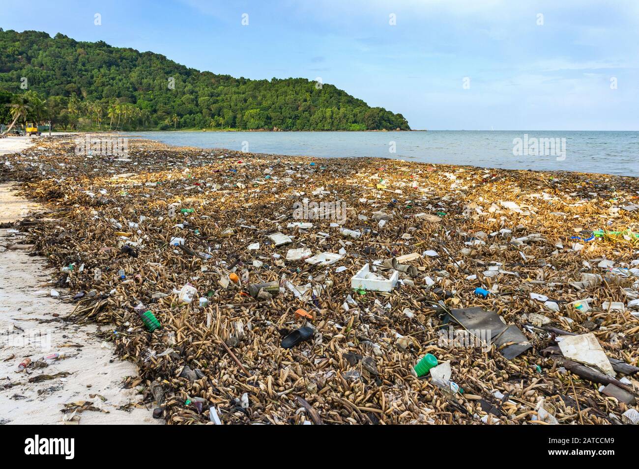 Disastro ambientale. Immondizia discarica sulla spiaggia di bai sao con sabbia bianca sulla costa. Inquinamento da rifiuti di plastica negli oceani Foto Stock