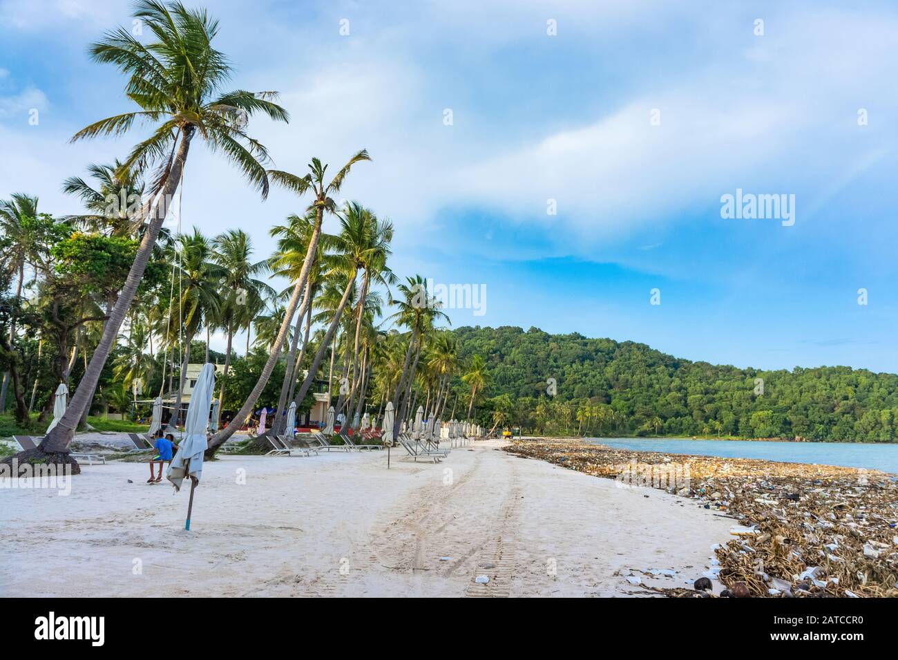 Catastrofe ambientale. Garbage dump sulla Bai sao spiaggia di sabbia bianca sulla costa. Rifiuti plastici inquinamento in oceano. Phu Quoc, Vietnam Foto Stock