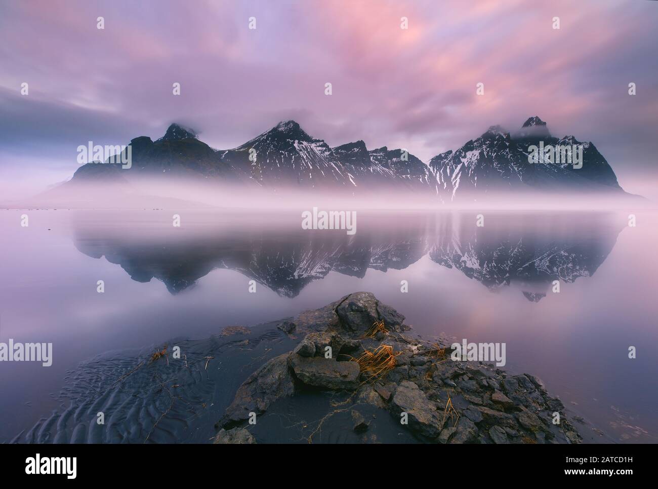 Misty Mattina A Vestrahorn, Penisola Di Stokksnes, Islanda Sud-Est Foto Stock