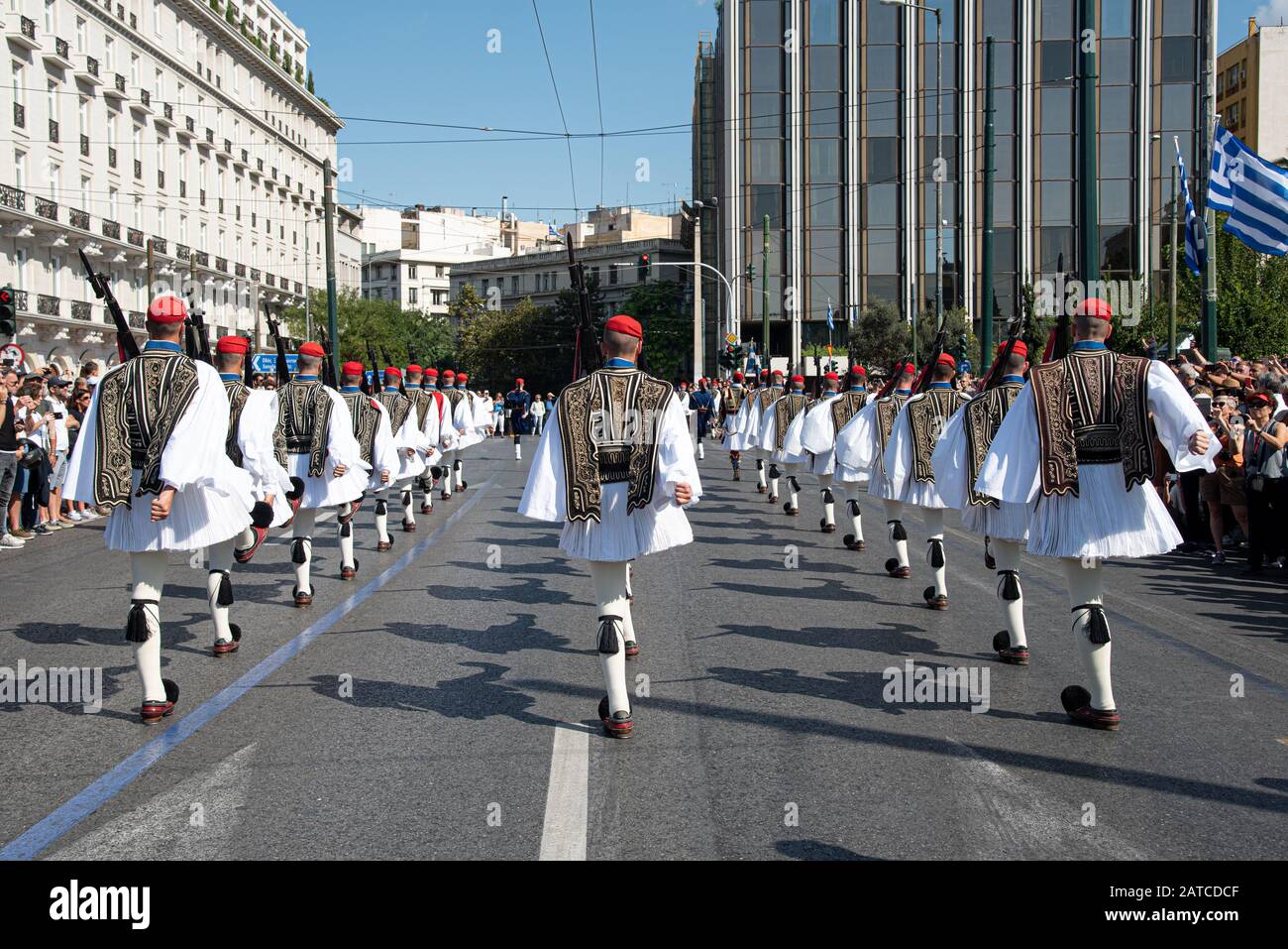Guardie evzone presidenziali greche vestite di uniformi tradizionali, sfilate a piazza Syntagam ad Atene Grecia Foto Stock