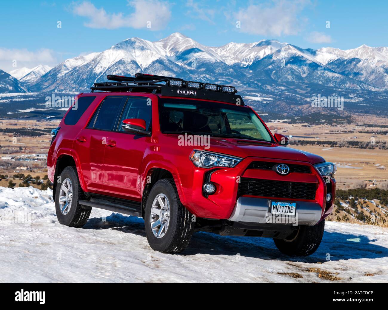 2014 Toyota 4Runner Trail Premium su neve coperta quattro ruote motrici 4WD strada, Colorado centrale, Stati Uniti Foto Stock