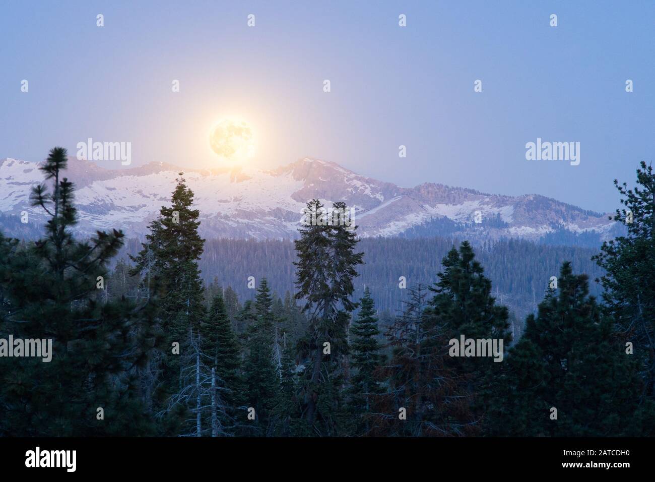 Full Moon Rising Over Mountains, Sequoia National Park, California, Stati Uniti Foto Stock