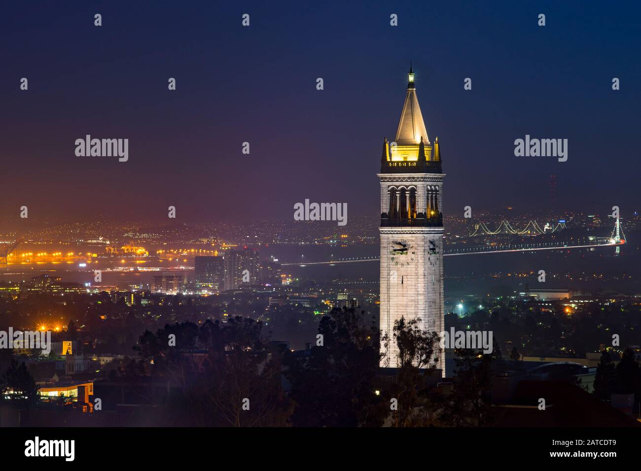 UC Berkeley Campanile Clock Tower e Bay Bridge a Dusk, Berkeley, California, Stati Uniti Foto Stock