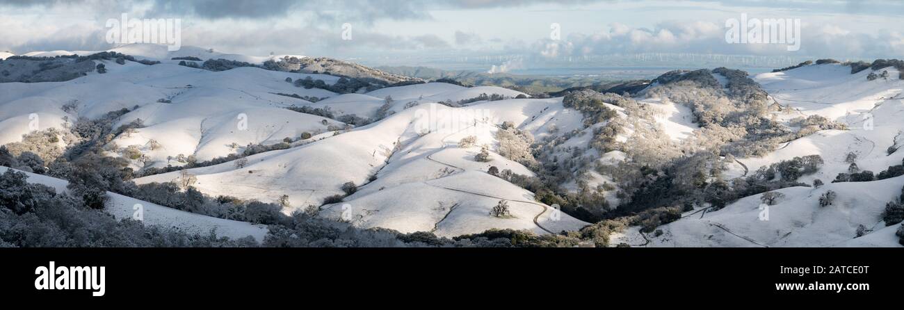 East Bay Hills Coperto di neve con un parco eolico in lontananza, Morgan Territory Regional Preserve, Alameda County, California, Stati Uniti Foto Stock