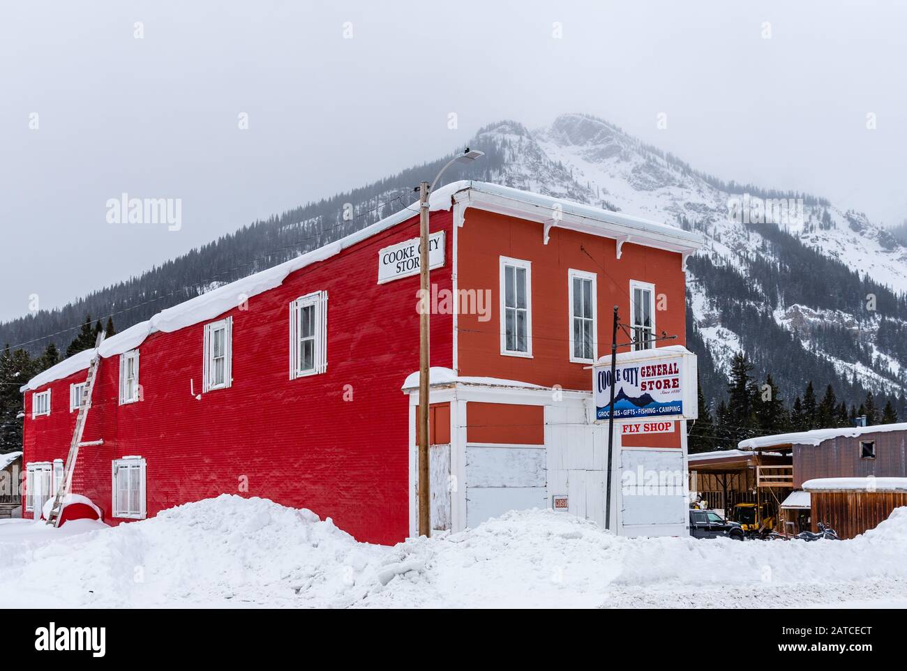 Un negozio generale sulla strada di Cooke City in inverno. Montana, Stati Uniti Foto Stock