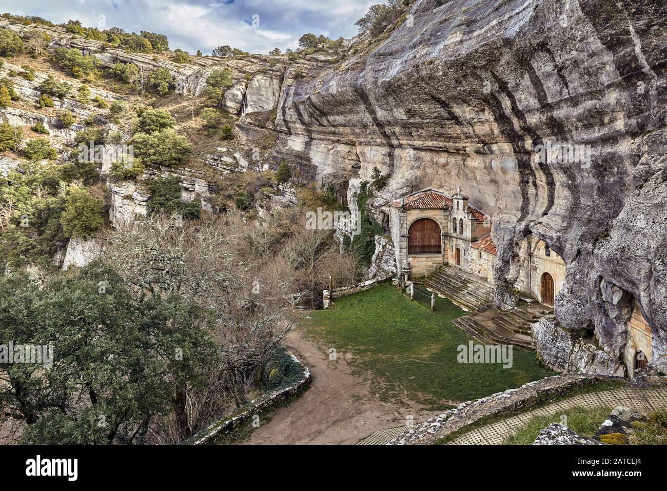 L'eremo di San Bernabé e San Tirso si trova all'ingresso principale del più grande complesso carsico di Ojo Guareña in Spagna, Burgos, Castiglia-Leon. Foto Stock
