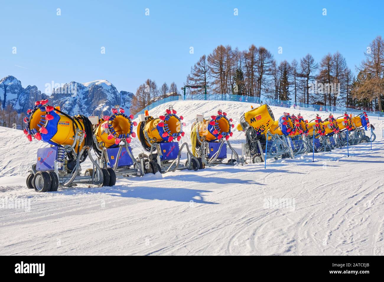 Dolomiti, Italia - 23 gennaio 2020: Fila di cannoni da neve (cannoni) con marchio Latemar, di TechnoAlpin, schierata su una pista da sci nel dominio della Val di Fassa Foto Stock