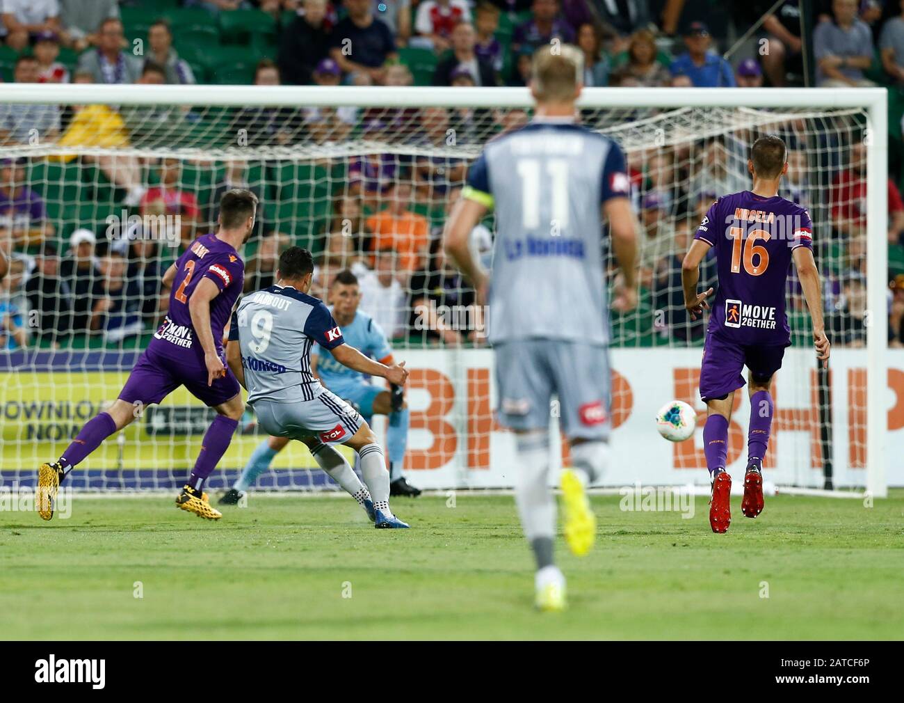 Perth, Australia. 01st Feb, 2020. 1st Febbraio 2020; HBF Park, Perth, Western Australia, Australia; A League Football, Perth Glory Versus Melbourne Victory; Andrew Nabboout of Melbourne Victory segna nel 58th minuto per fare il punteggio 2-1 a Melbourne Credit: Action Plus Sports Images/Alamy Live News Foto Stock