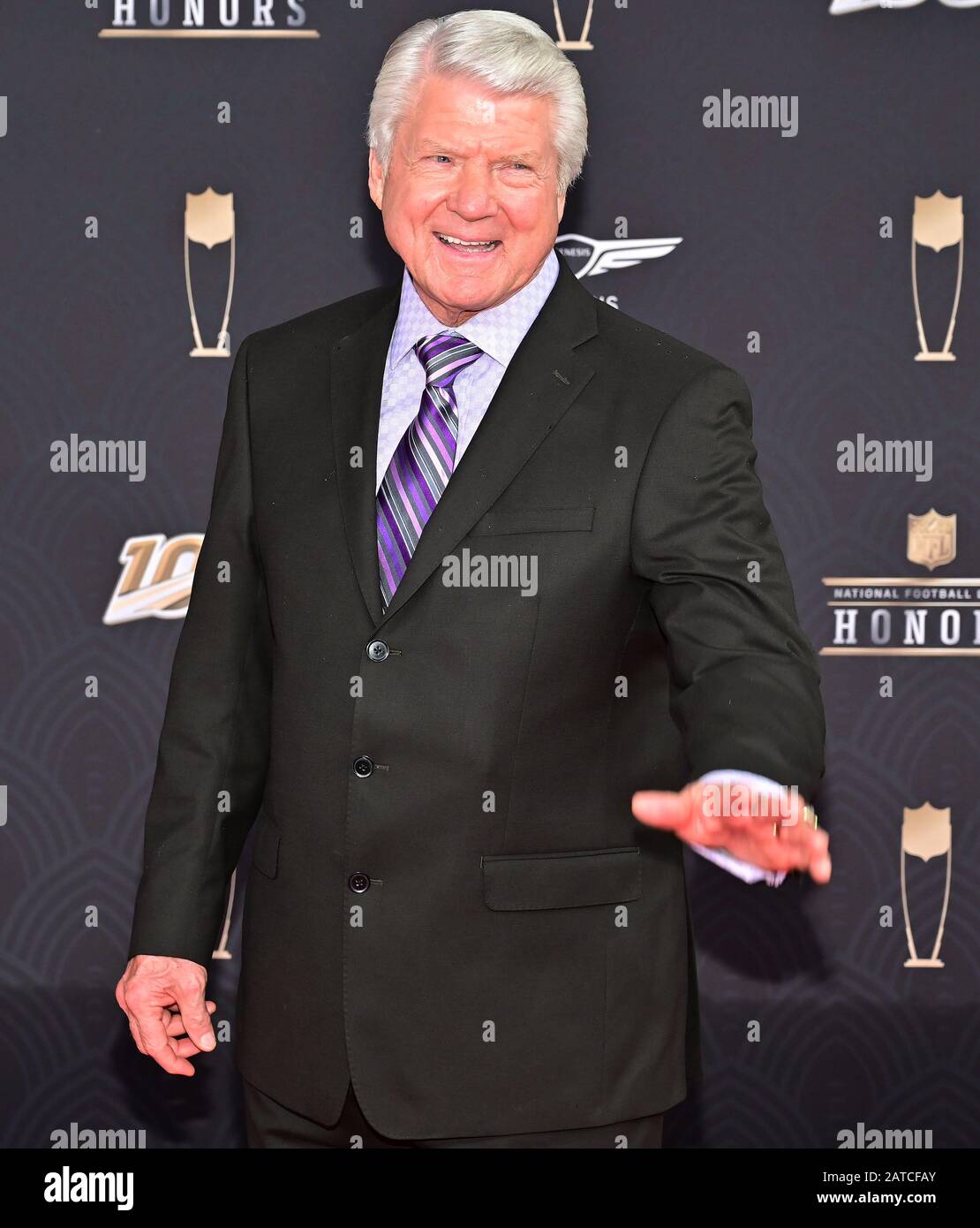 Miami, Stati Uniti. 01st Feb, 2020. L'emittente di calcio, ex giocatore, allenatore ed esecutivo Jimmy Johnson arriva sul tappeto rosso al Centro Adrienne Arsht per gli onorificenze NFL durante la settimana del Super Bowl LIV a Miami sabato 1 febbraio 2020. Foto di David Tulis/UPI Credit: UPI/Alamy Live News Foto Stock