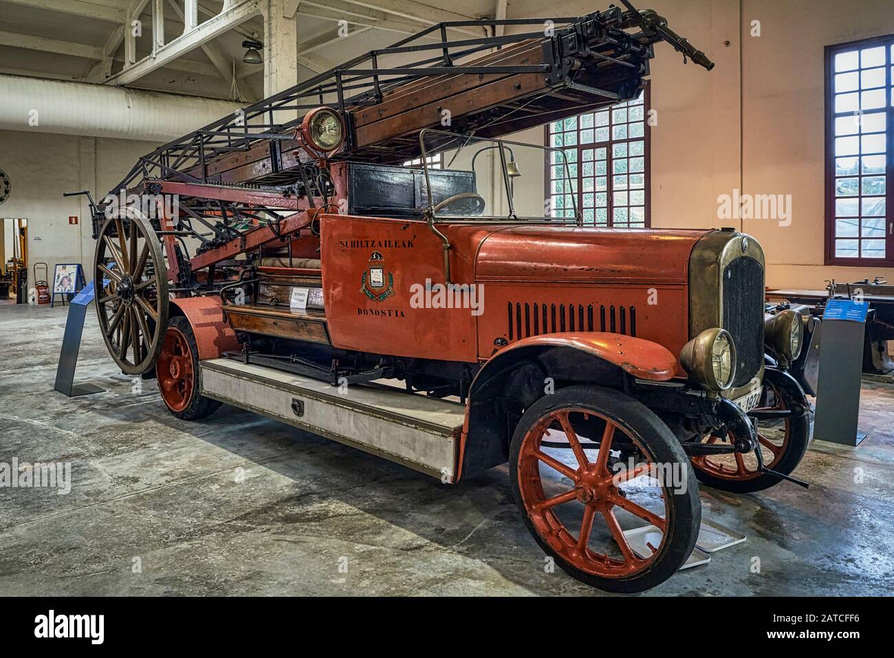 Vecchia macchina antincendio nel Museo ferroviario basco uno dei più importanti del suo genere in Europa. Storia ferroviaria di Euskadi in Azpeitia, Gipuzkoa, Sp Foto Stock