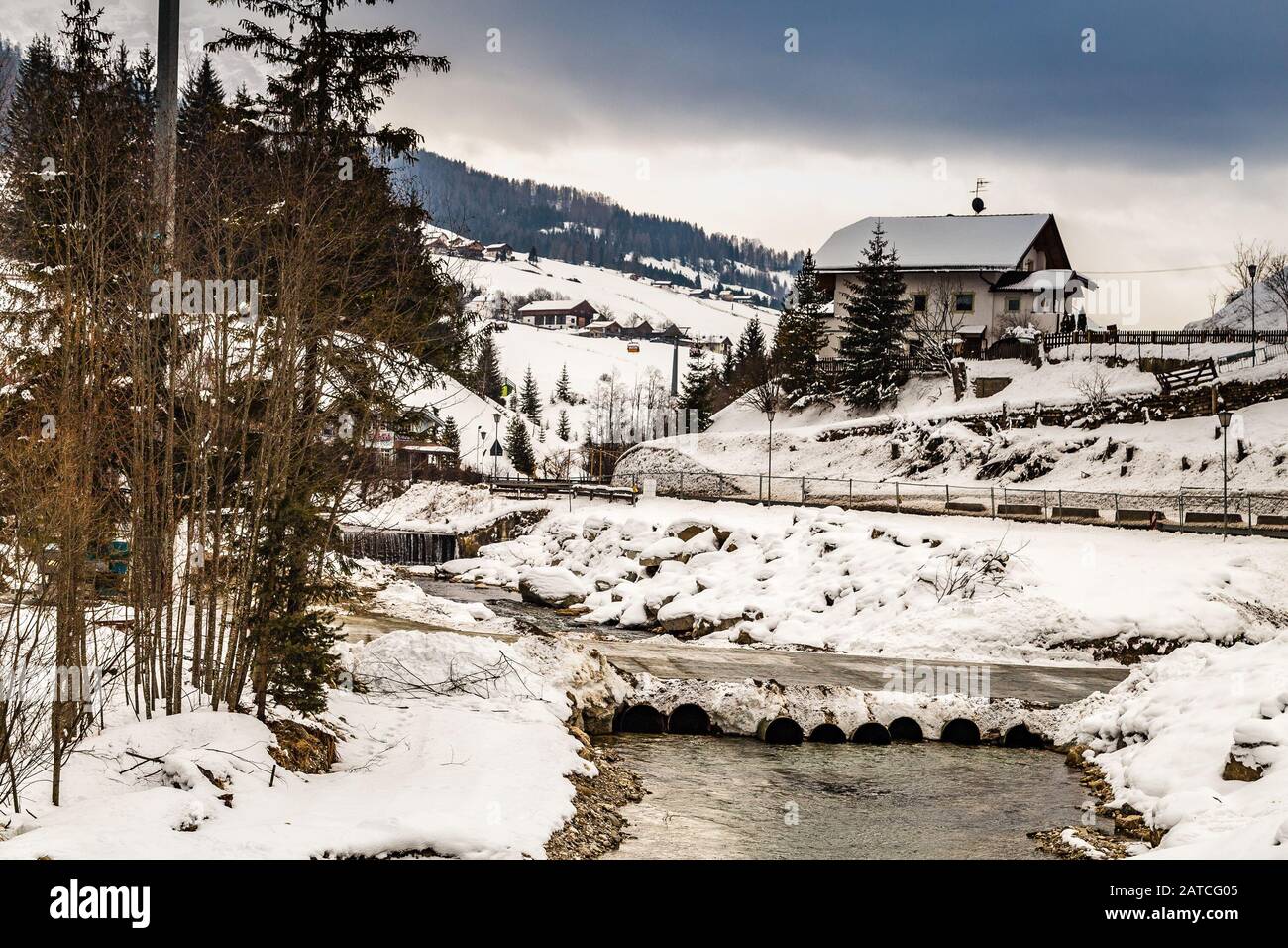 Neve bianca che copre le montagne italiane Foto Stock