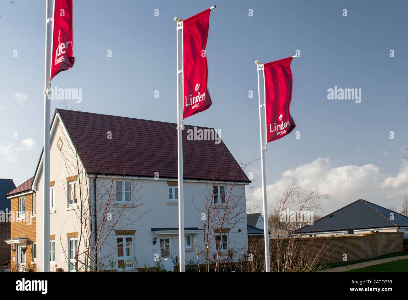 Bognor Regis, West Sussex, Regno Unito, 01 febbraio 2020, Linden Homes bandiere fluttering nella brezza al di fuori del Mulberry Fields Development. Foto Stock