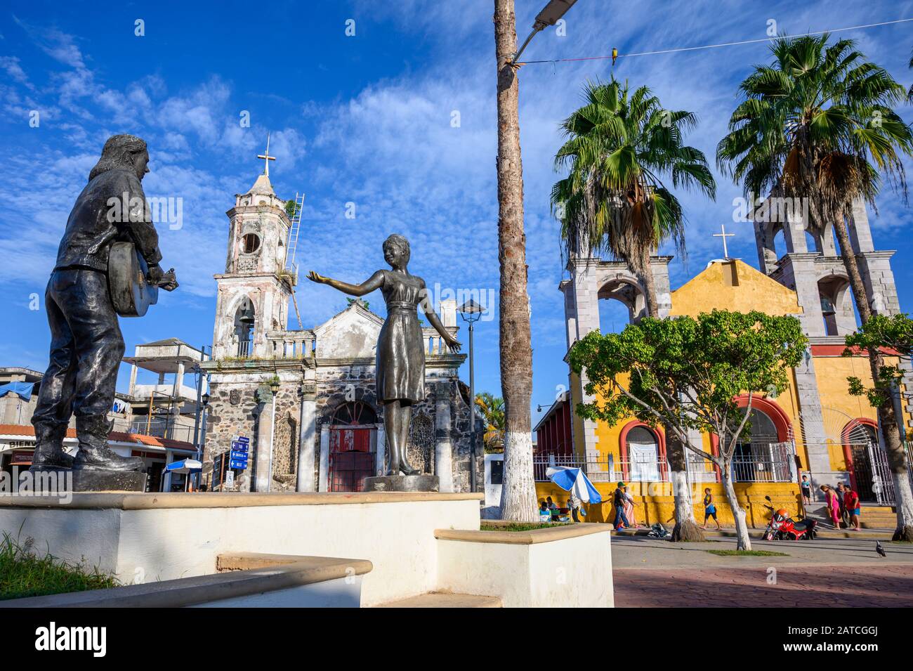 Statue nella piazza e le chiese di San Blas, Riviera Nayarit, Messico. Foto Stock