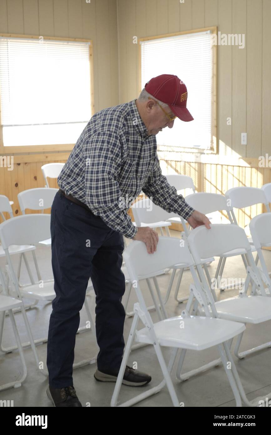 Patterson, Iowa, Stati Uniti. 1st Feb, 2020. Il volontario Tom Clause organizza sedie per i caucus goers a Patterson, Iowa, il 1° febbraio 2020. Il processo Iowa Caucus è organizzato dai rispettivi partiti politici e gestito da volontari durante la notte del caucus. Gli organizzatori locali si aspettano 200 persone di mettere in guardia in questo luogo lunedì 3 febbraio. Credito: Fritz Nordengren/Zuma Wire/Alamy Live News Foto Stock