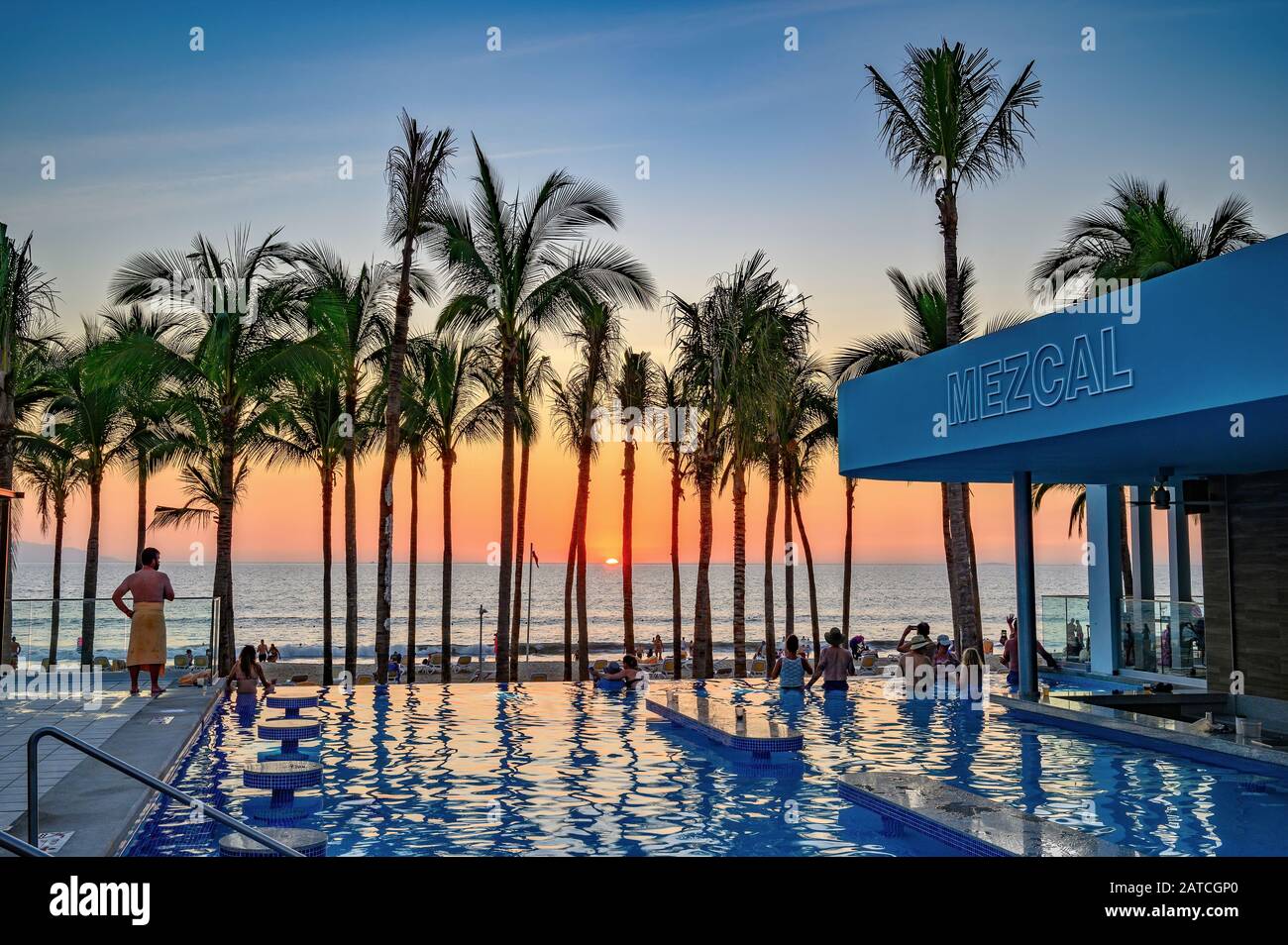Tramonto sulla piscina del Riu Resort Hotel, Nuevo Vallarta, Riviera Nayarit, Messico. Foto Stock