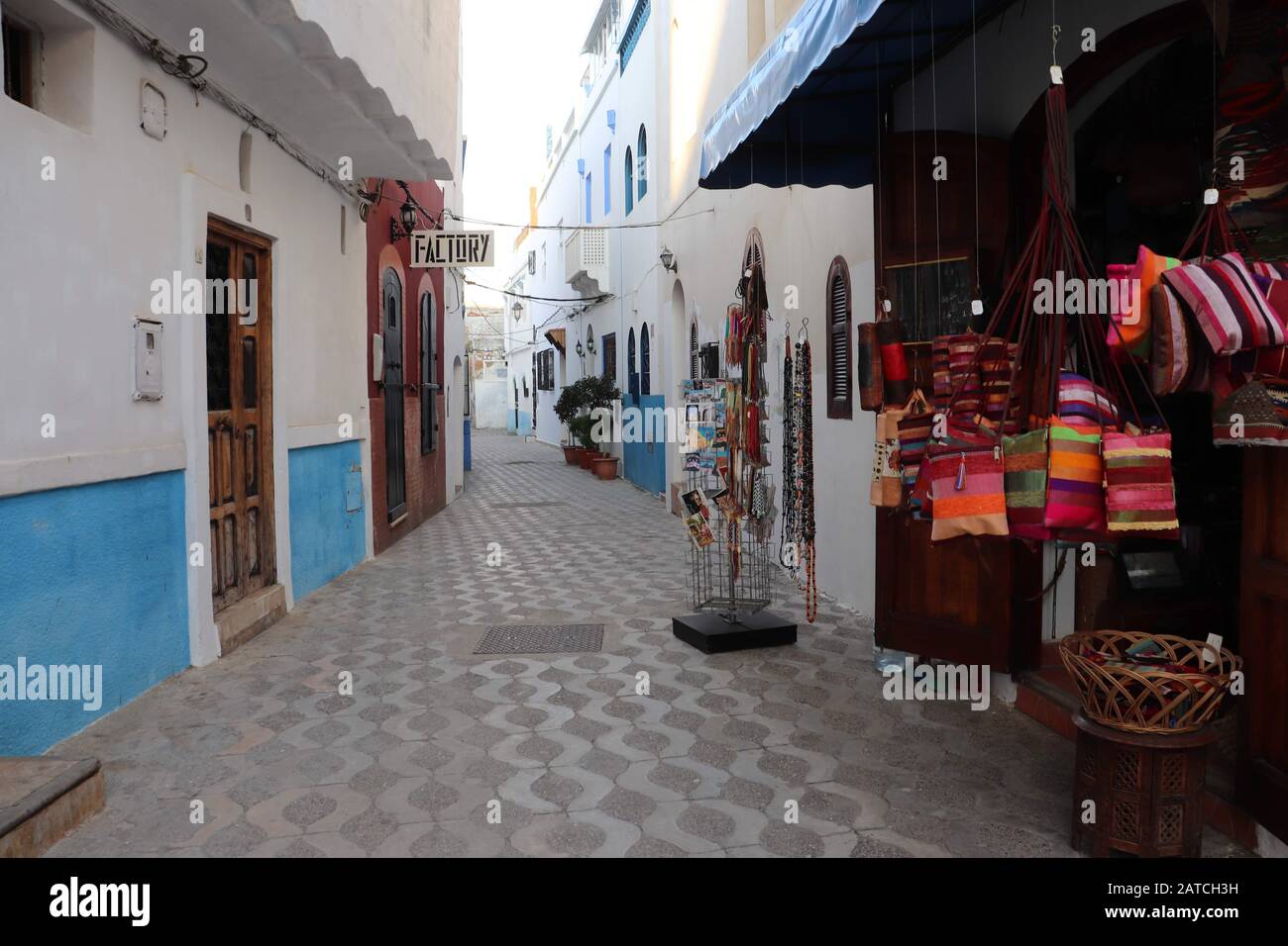 Prodotti colorati artigianali venduti nella città vecchia di Assilah, Marocco Foto Stock