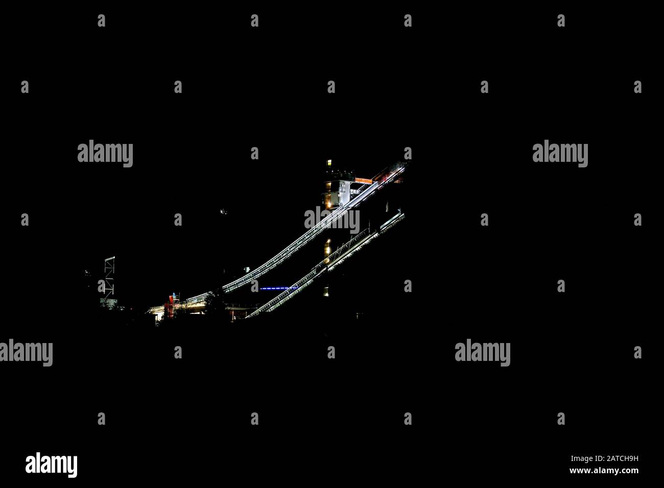 Oberstdorf, Germania. 01st Feb, 2020. Sci nordico/salto con gli sci: La Coppa del mondo, i grandi e piccoli salti della pista di salto con gli sci dell'Audi Arena sono sotto i riflettori di notte. Credito: Karl-Josef Hildenbrand/Dpa/Alamy Live News Foto Stock