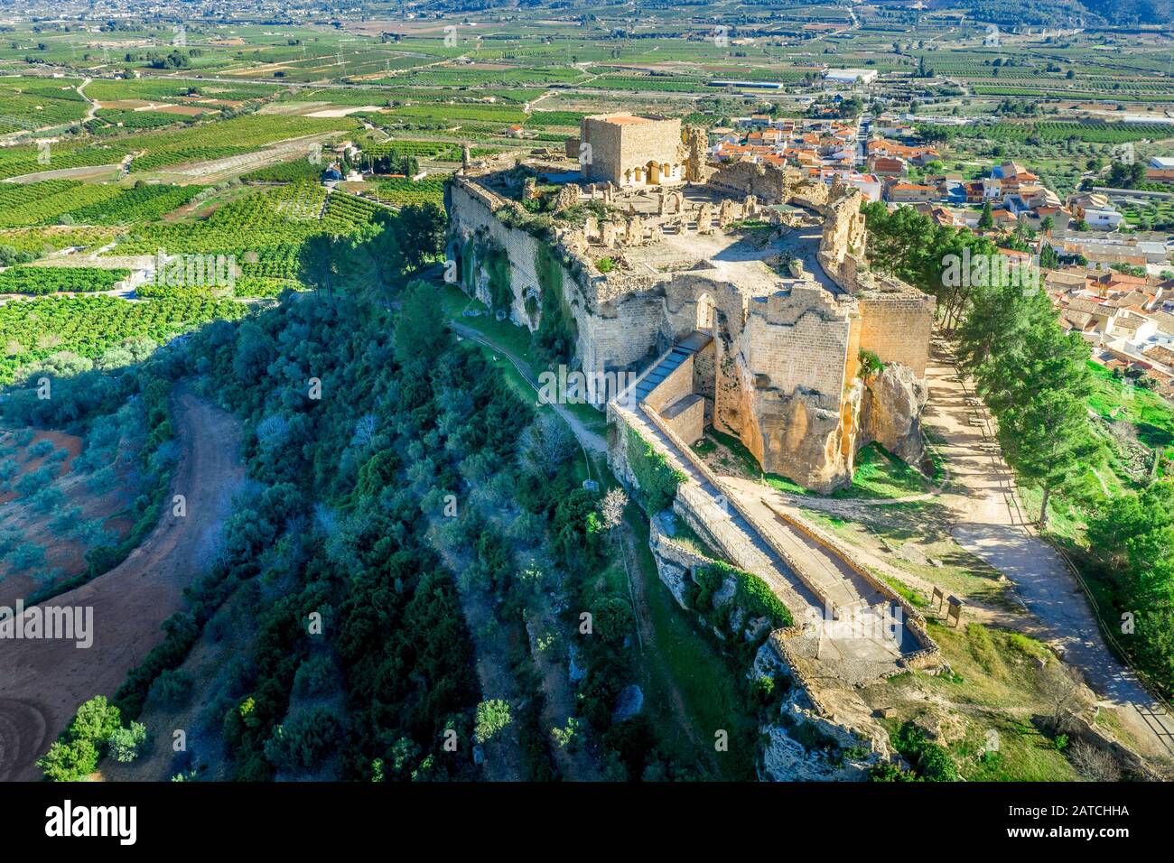 Veduta aerea del castello medievale in rovina Montesa centro dei Templari e Montesa ordine cavalieri con donjon, lunga rampa per la porta del castello in Spagna Foto Stock