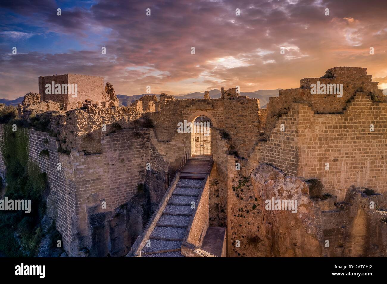 Veduta aerea del castello medievale in rovina Montesa centro dei Templari e Montesa ordine cavalieri con donjon, lunga rampa per la porta del castello in Spagna Foto Stock