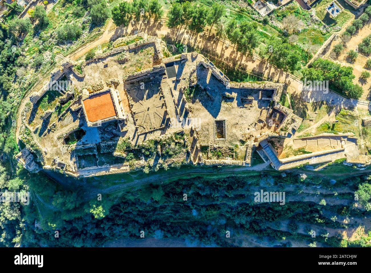 Veduta aerea del castello medievale in rovina Montesa centro dei Templari e Montesa ordine cavalieri con donjon, lunga rampa per la porta del castello in Spagna Foto Stock