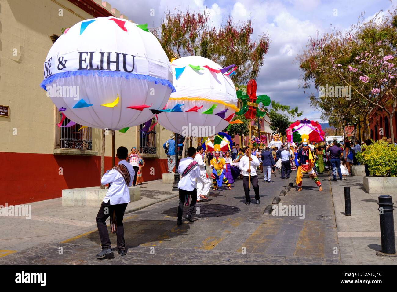 Tradizionale corteo di nozze (Calenda de Bodas) per le strade di Oaxaca guidato da grandi palle chiamato marmotas Foto Stock