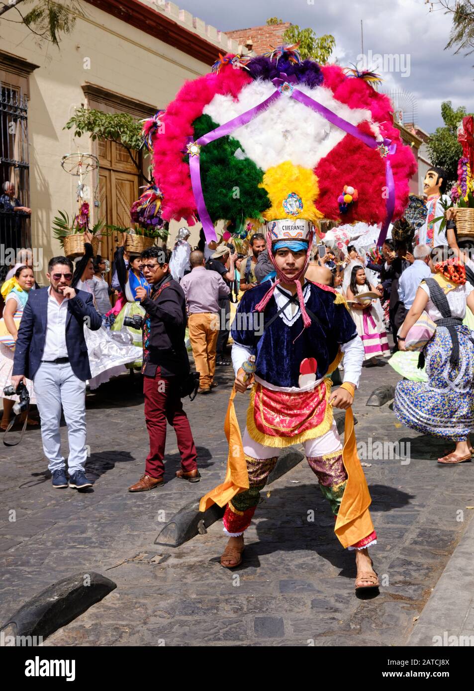 Danza dell'uomo Danza del Feather in Zapotec vestito guerriero Parte della tradizionale sfilata di nozze (Calenda de Bodas) per le strade di Oaxaca. Foto Stock
