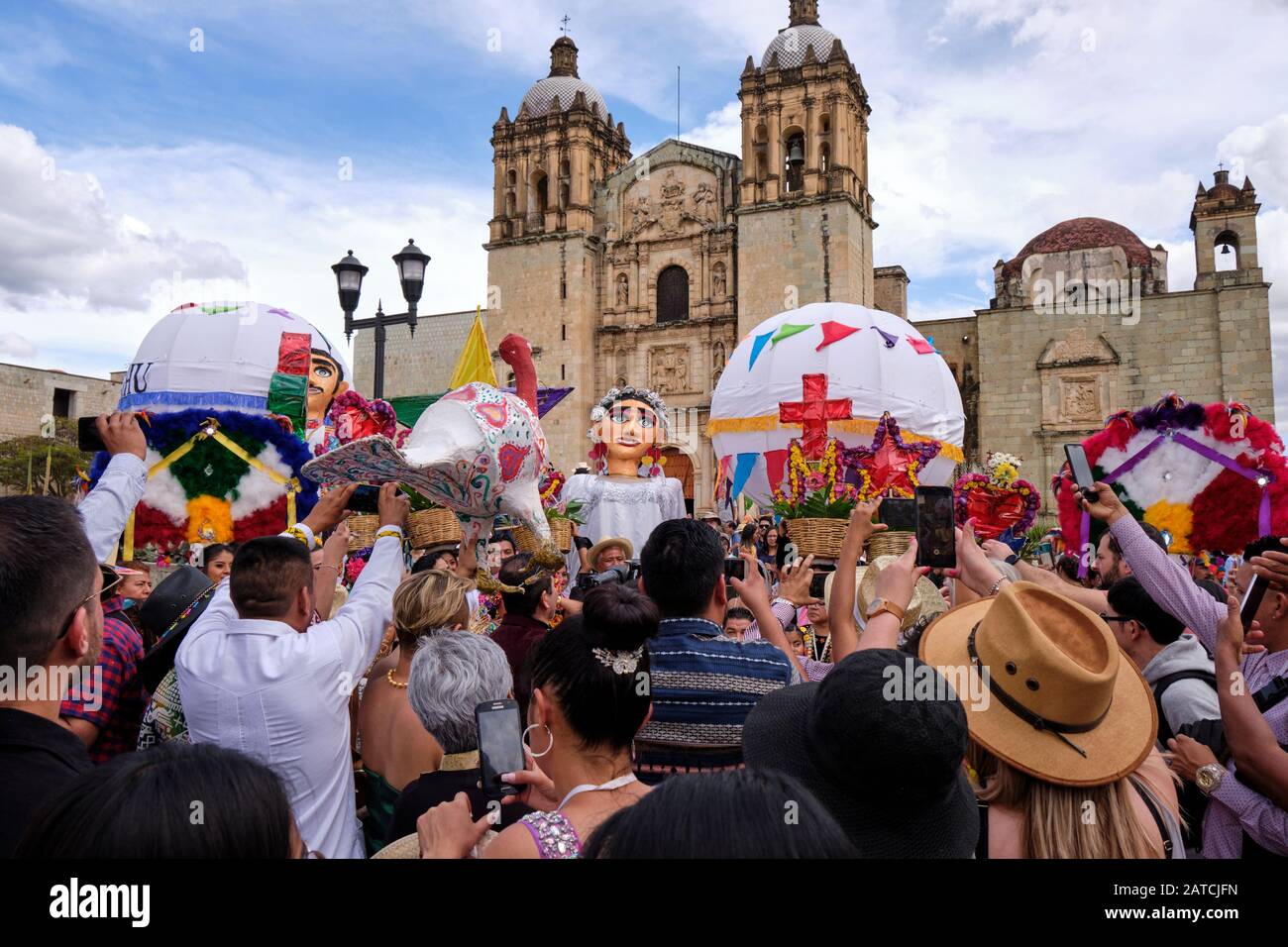 Turisti e passanti che affollano la parte di nozze per ottenere le immagini alla parata tradizionale messicana di nozze nel centro di Oaxaca Foto Stock