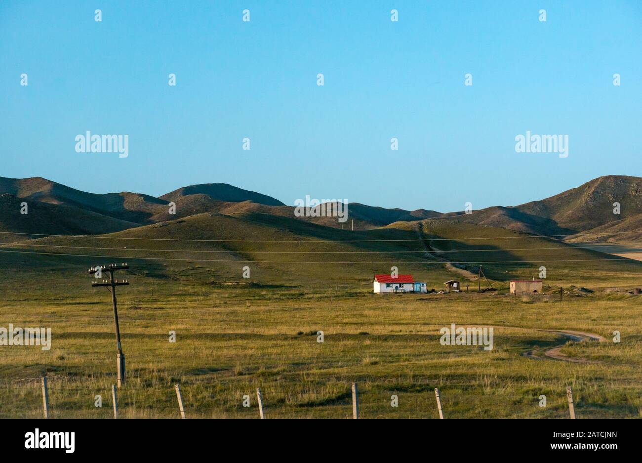 Colline e praterie viste dal treno Trans-Mongolian Express, Mongolia, Asia Foto Stock