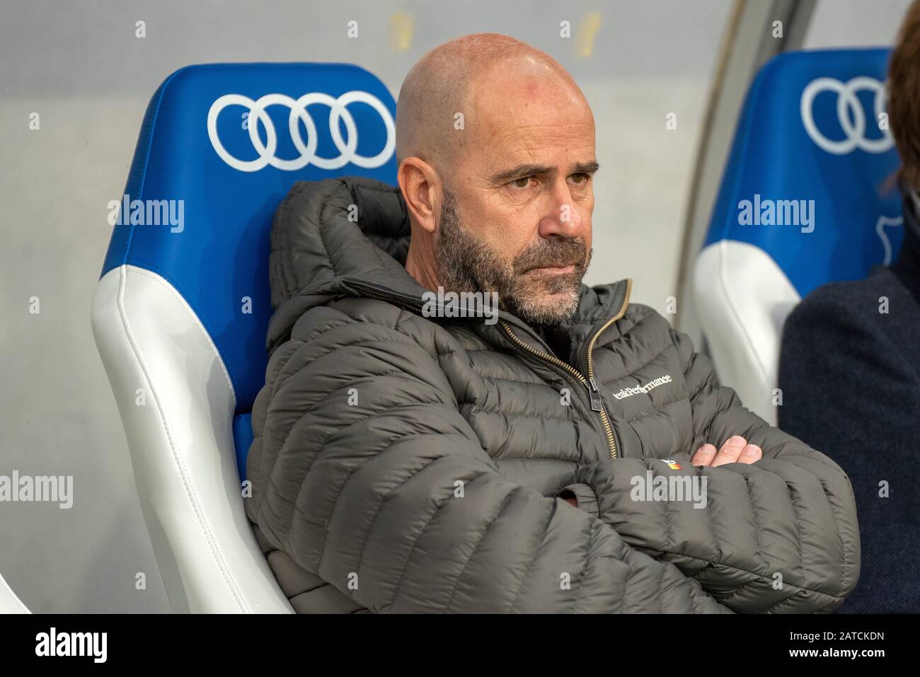 Sinsheim, GERMANIA - 1 FEBBRAIO: Allenatore Peter Bosz (Bayer 04 Leverkusen) al calcio, BuLi: TSG 1899 Hoffenheim vs Bayer 04 Leverkusen alla PreZero Arena il 1 febbraio 2020 a Sinsheim, GERMANIA.le NORMATIVE DFL/DFB VIETANO QUALSIASI USO DI FOTOGRAFIE COME SEQUENZE DI IMMAGINI E/o QUASI-VIDEO. Foto Stock