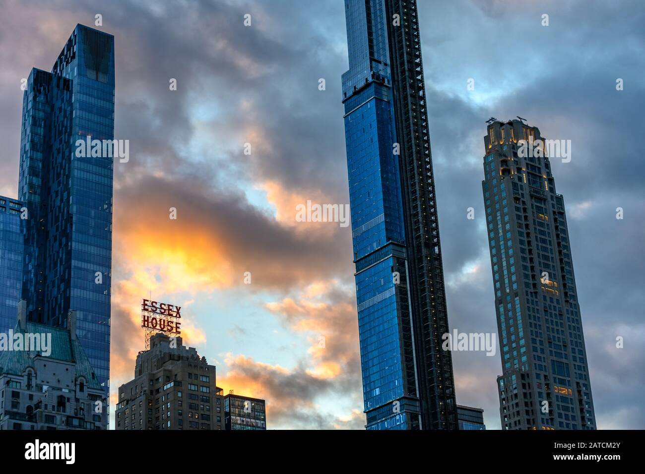 New York, Usa, 26 Gennaio 2020. Essex House, un hotel Marriott a 44 piani costruito nel 1931, sorge accanto a grattacieli molto più alti che vengono costruiti con vista Foto Stock