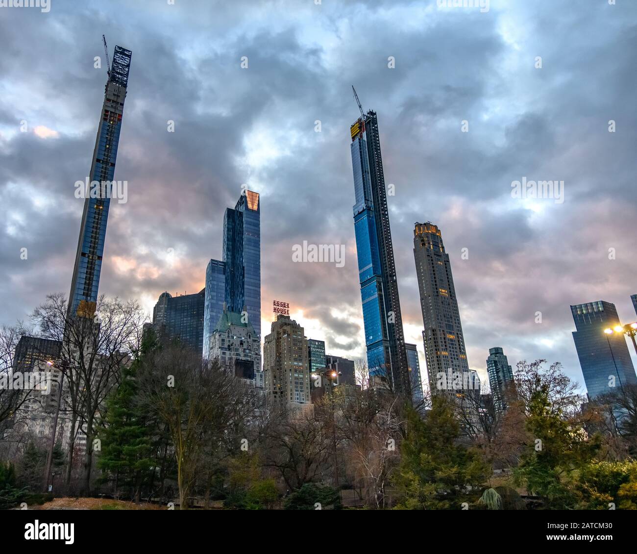 New York, Usa, 26 Gennaio 2020. Grattacieli in costruzione si affacciano sul Central Park di New York City. Credito: Enrique Shore/Alamy Stock Foto Foto Stock