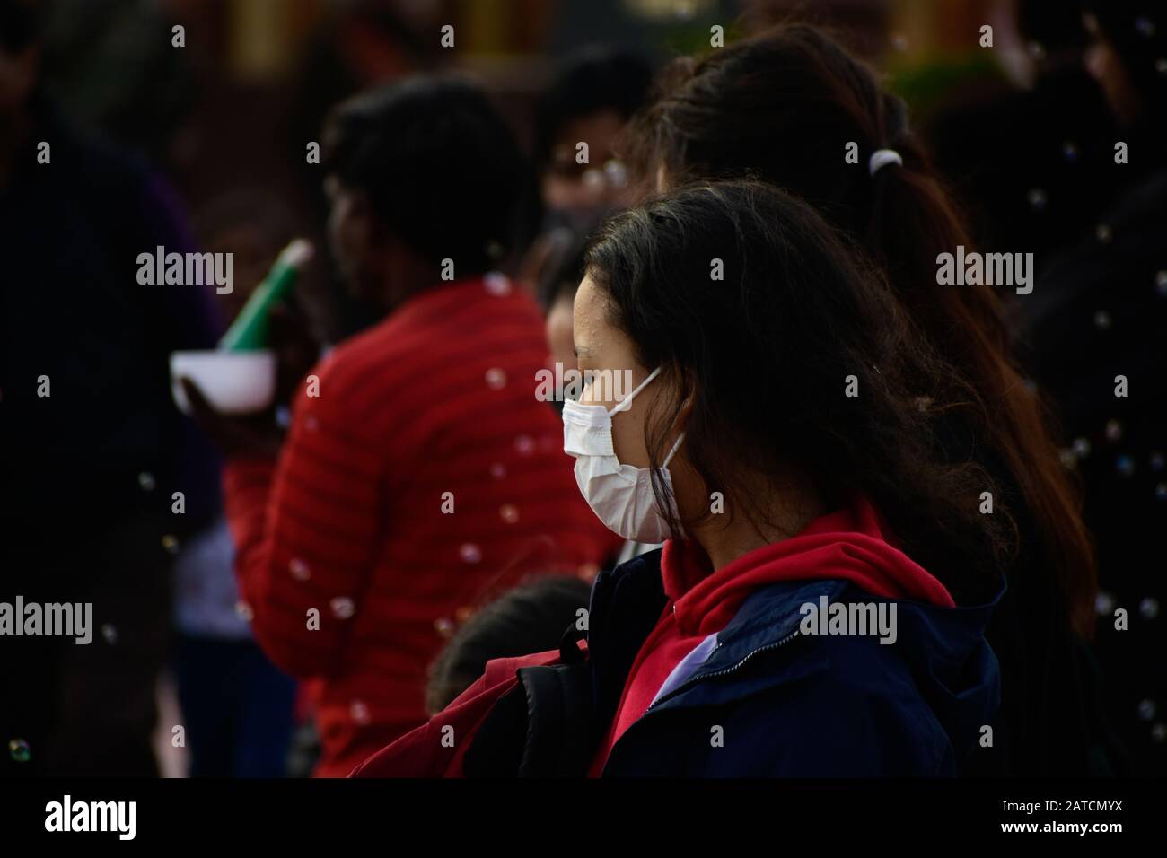 New Delhi, India. 01st Feb, 2020. Le persone in strada indossano maschere tra i timori di diffusione del nuovo coronavirus a Nuova Delhi. Le autorità indiane hanno posto diversi cittadini sotto osservazione medica e hanno vagliato migliaia di passeggeri, oltre ad emettere consigli di viaggio e di salute. Il primo caso confermato di coronavirus in India è stato riportato in Kerala il 30 gennaio, con la paziente di essere una studentessa dell'Università di Wuhan. Credit: Zuma Press, Inc./Alamy Live News Foto Stock