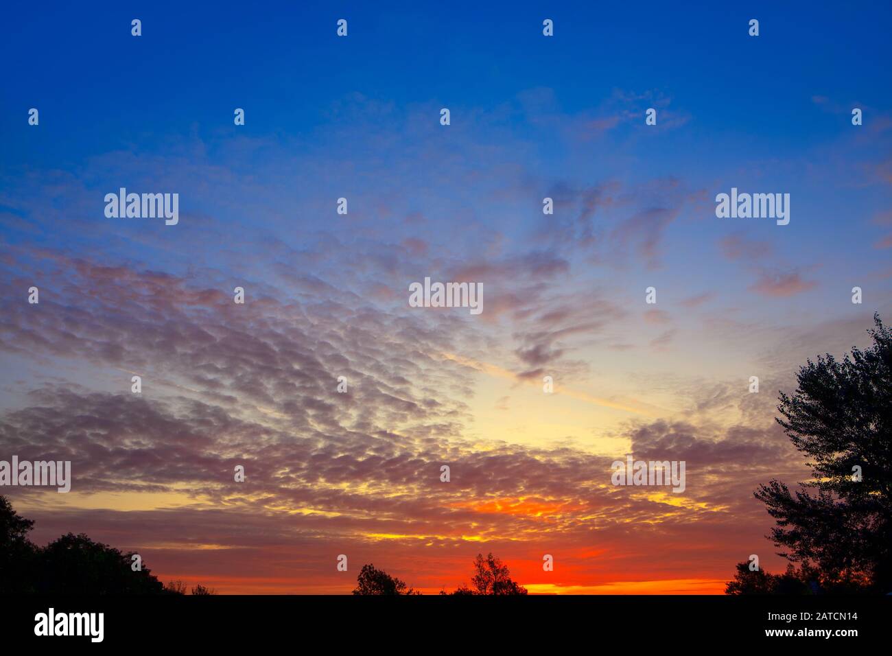 spettacolare cielo vivido al tramonto Foto Stock